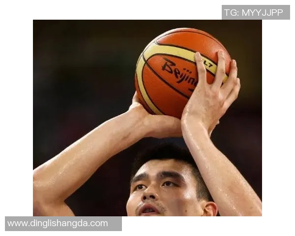 姚明惊艳全场的旋转扣篮瞬间展现篮球艺术与力量的完美结合 姚明惊艳全场的旋转扣篮瞬间展现篮球艺术与力量的完美结合