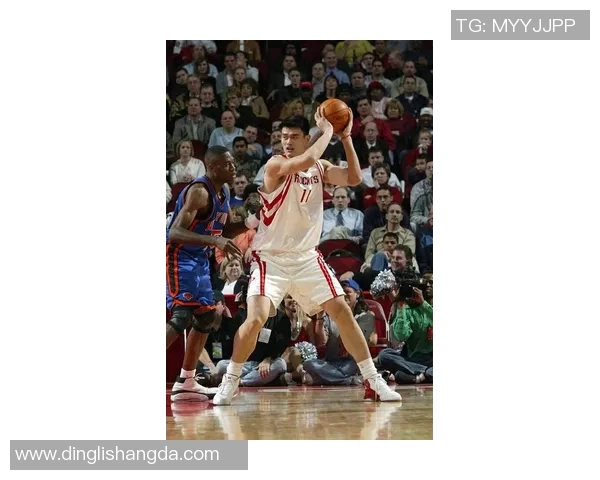 姚明进球瞬间回顾：篮球巨星的辉煌时刻与经典表现