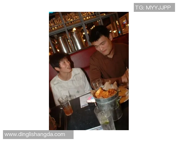 姚明妻子幽默小品展现家庭生活趣事与篮球巨星的甜蜜日常