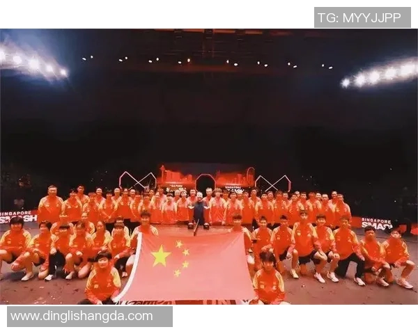 巴勒斯坦足球明星高举国旗展现民族团结与体育精神