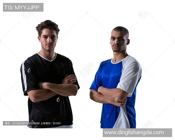 足球明星双手交叉手势传递团结与力量的精神象征